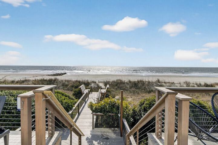 Lighthouse by Avantstay Beachfront View Home w / Pool Table & Ping Pong