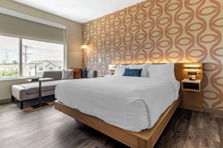 Room 33 of 60