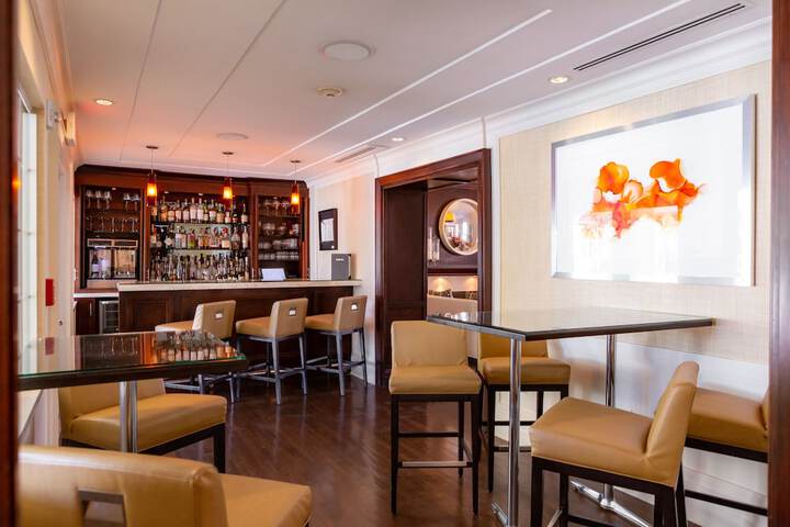Lounge 52 of 55