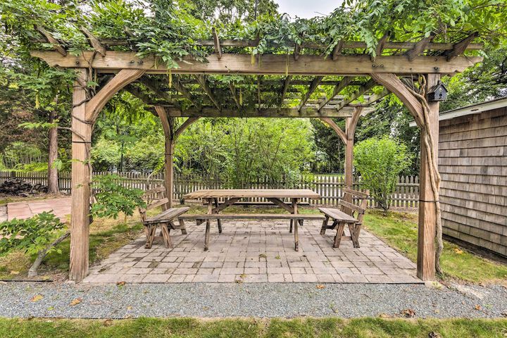Charming Bristol Cottage w / Private Beach!