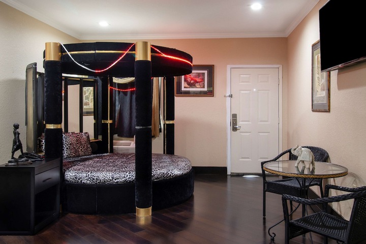 Room 17 of 35