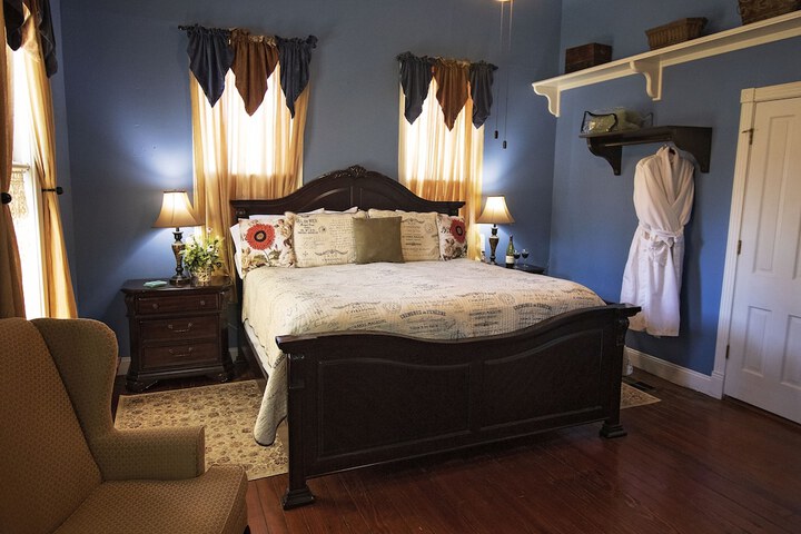 White Oak Manor Bed & Breakfast