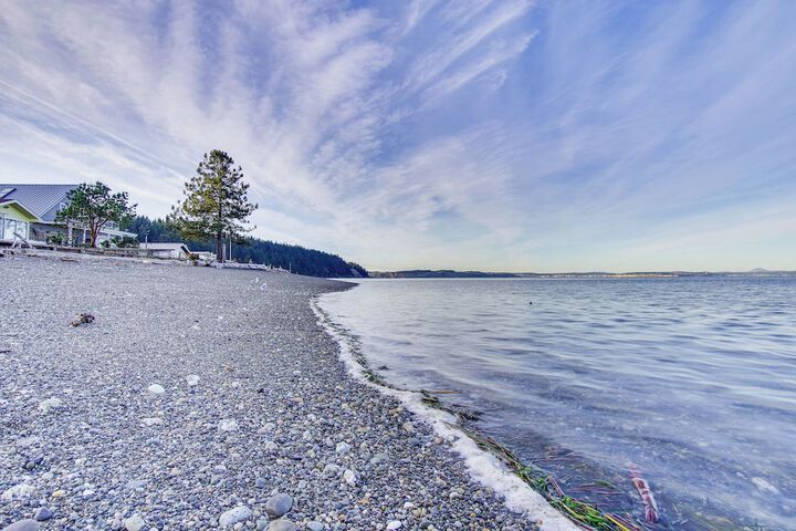 Puget Sound Cottage w / Private Community Beach!