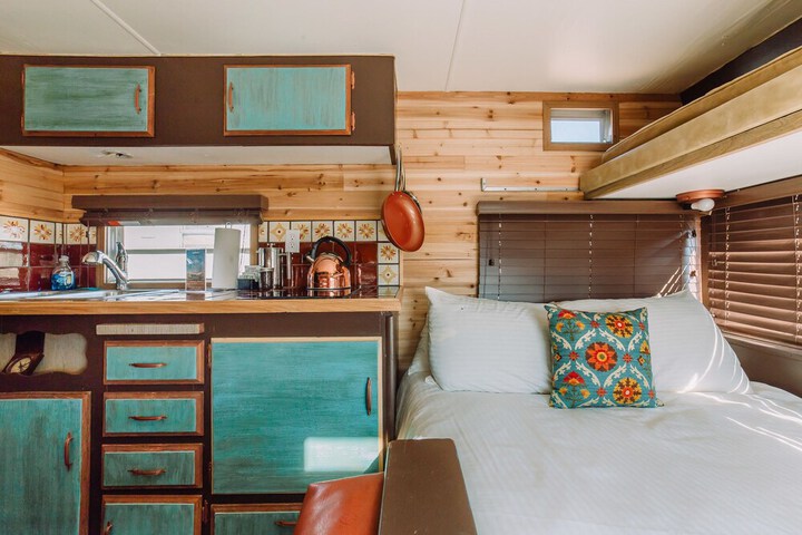 Room 42 of 183