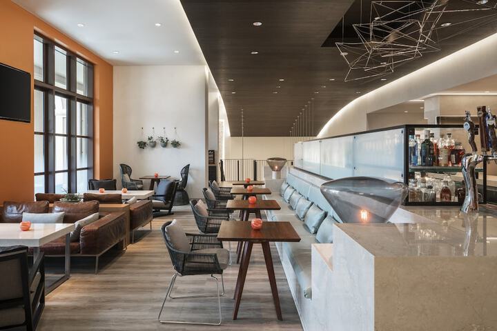 Lounge 71 of 103