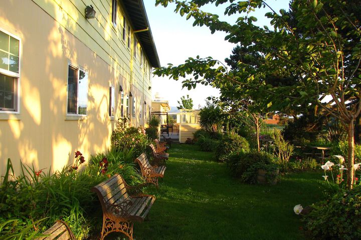 Hotel Exterior 46 of 48