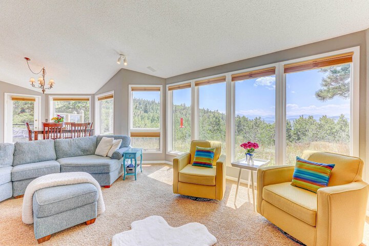 Mountain Views + Hot Tub: Airy Forest Escape!