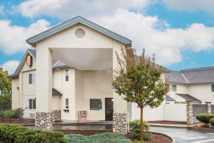 Super 8 by Wyndham Cloverdale Wine Country