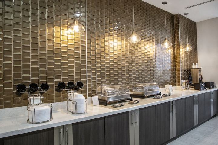 La Quinta Inn & Suites by Wyndham DFW Airport West-Glade