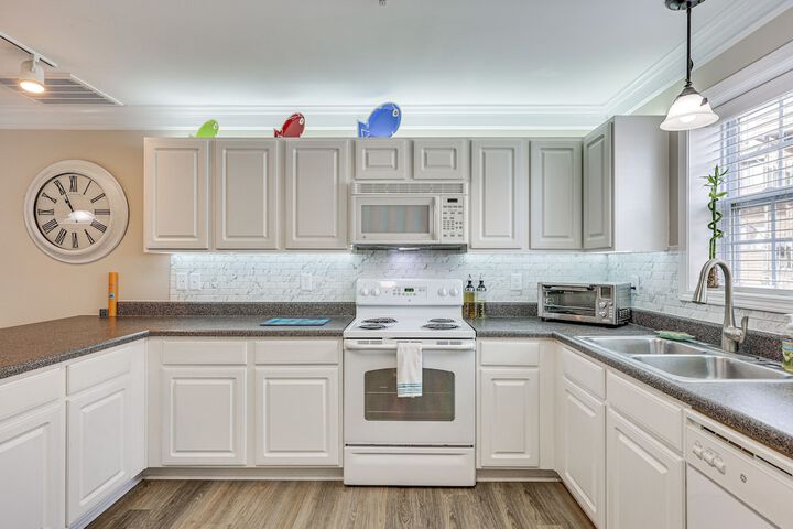 Townhome w / Outdoor Pool & White Lake Access!