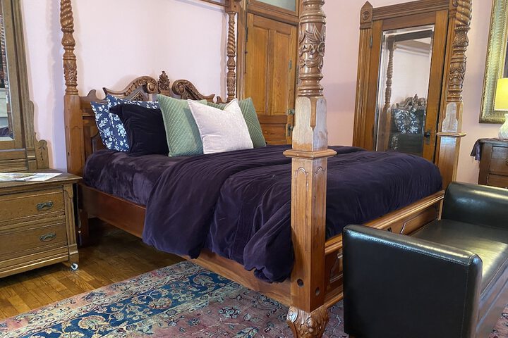 Vineyard Mansion & Carriage House Bed & Breakfast