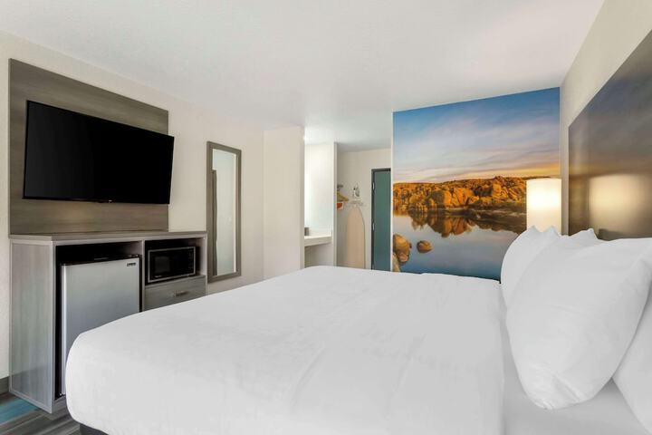 Room 8 of 28