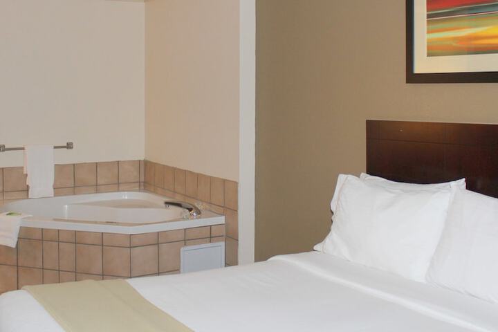 Holiday Inn Express & Suites Plainview by IHG