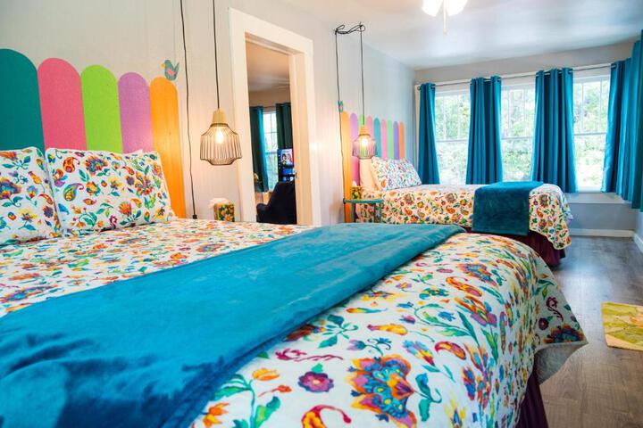 The Bluebird Cottage Style Cabin with Hot Tub near Turner Falls and Casinos