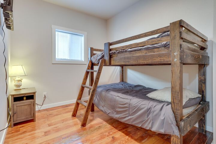 Lafayette Townhome: Cozy Retreat w / Private Patio