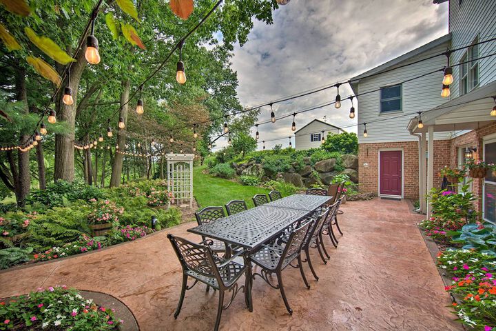 Charming Apartment w / Yard & Beautiful Gardens!