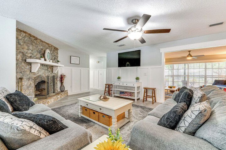 Spacious Tavares Home w / Private Outdoor Oasis!