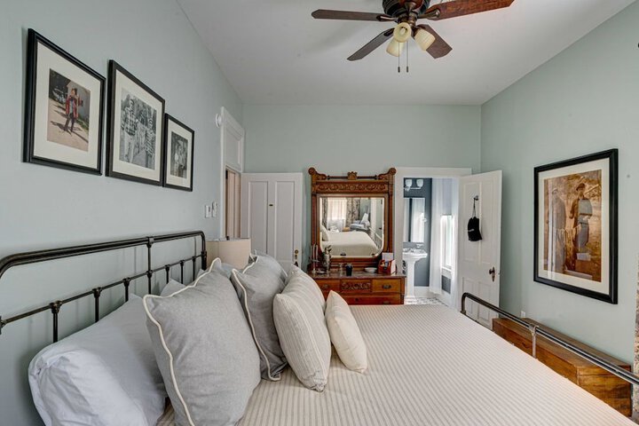 Room 32 of 43