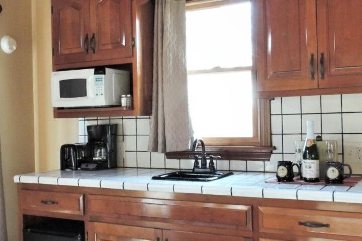 DONNAS PREMIER LODGING
