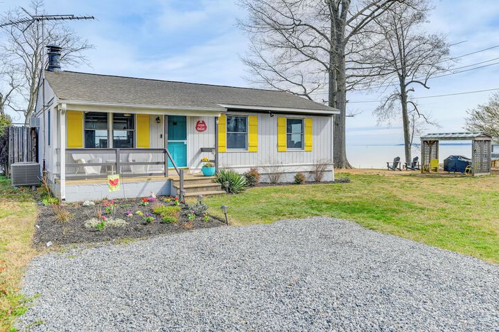 Riverfront Colonial Beach Home w / Private Beach!