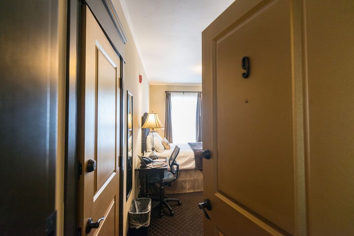 Room 72 of 115