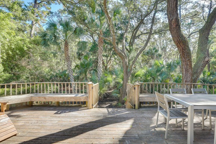 Spacious Kiawah Island Home w / Deck Walk to Beach