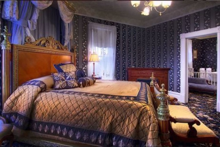 Gingerbread Mansion Inn