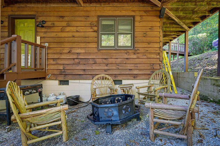 Cullowhee Mountain Retreat w / Deck and Fire Pit!