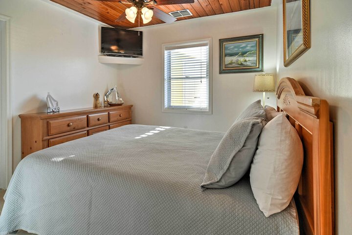 Steps to Beach Cabana: Indian Shores Cottage