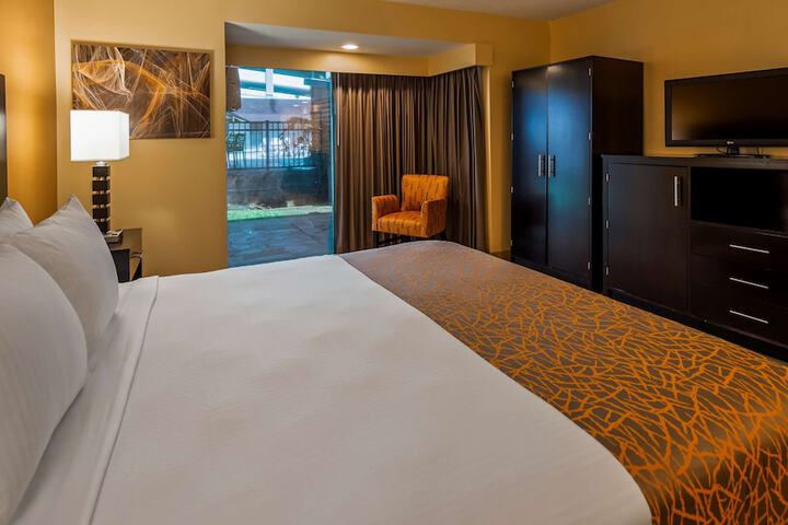 Best Western The Plaza Hotel Honolulu Airport - Free Breakfast