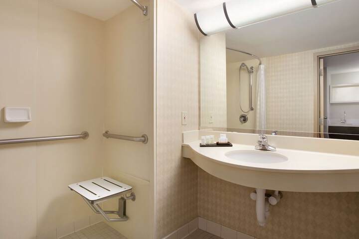 Embassy Suites by Hilton Newark Wilmington South