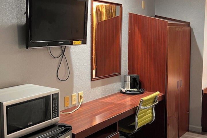 BlissPoint Inn & Suites Northwood