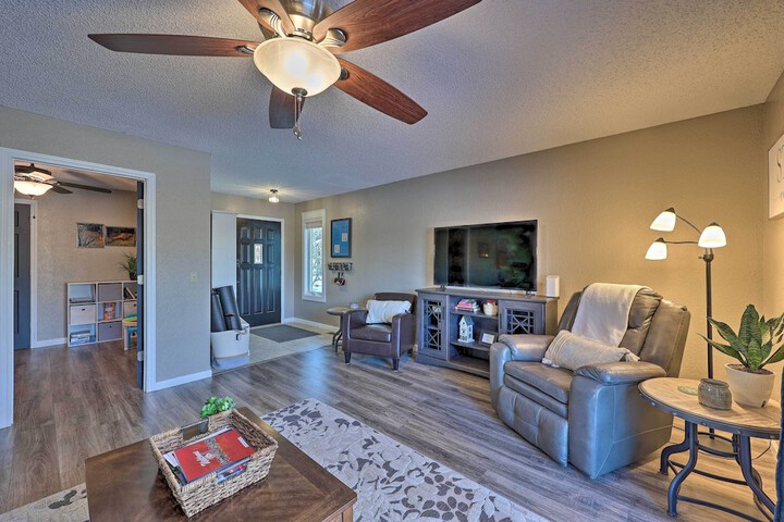 Bella Vista Home w / Deck + Trails: on Golf Course!