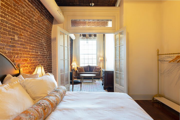 Hotel Cleo Knoxville Downtown, a Tribute Portfolio Hotel