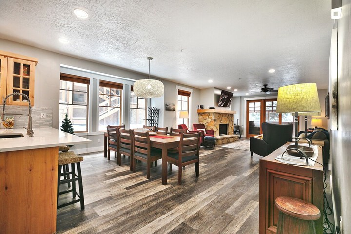 Town Pointe B101 3 Bedroom Condo by RedAwning