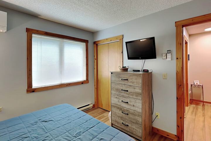 Sunplace 30 by Taylor Made Deep Creek