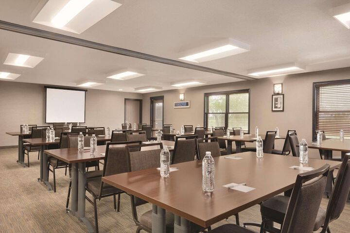 Country Inn & Suites by Radisson Pella, IA