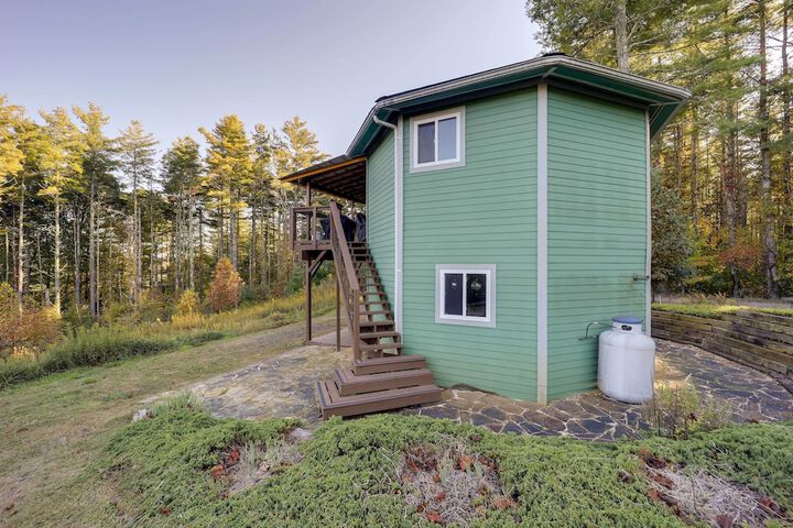 Unique West Jefferson Home w / Fire Pit & Grill!