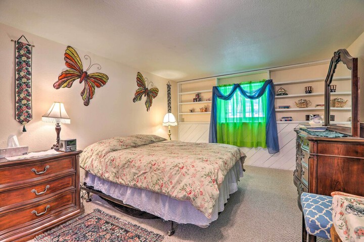 Scenic Woodland Park Cottage w / Deck + Grill!
