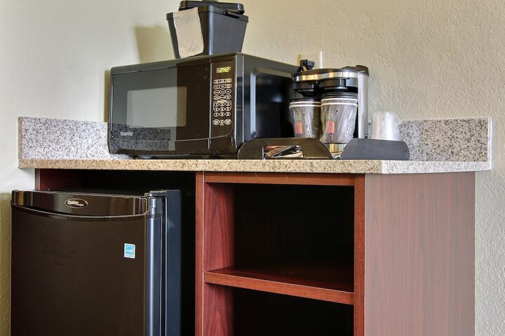 Cobblestone Hotel & Suites - Hutchinson