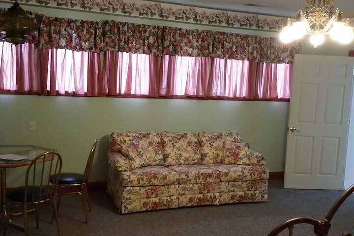 Chestnut Charm Bed & Breakfast
