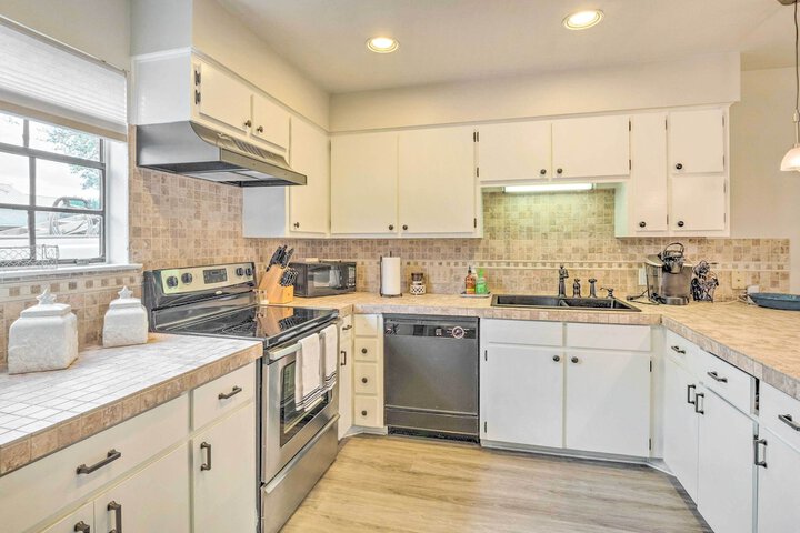 Horseshoe Bay Townhome w / Patio & Outdoor Pool!