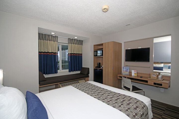 Room 10 of 26