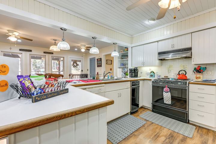 Secluded Hamilton Cabin Retreat w / Private Lake!