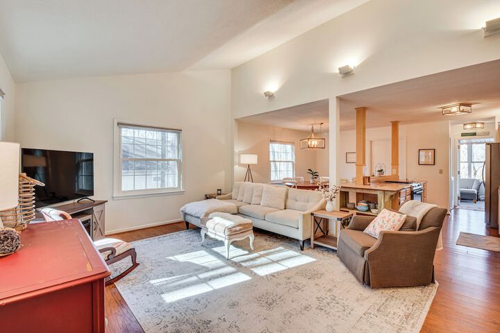 Lakefront Gem w / Games in Westminster!