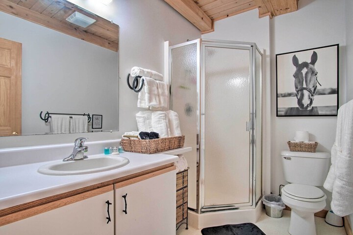 Rustic Rothbury Cabin w / Resort Amenity Access!