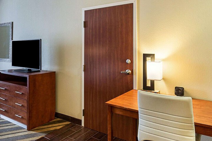Comfort Suites near Tanger Outlet Mall