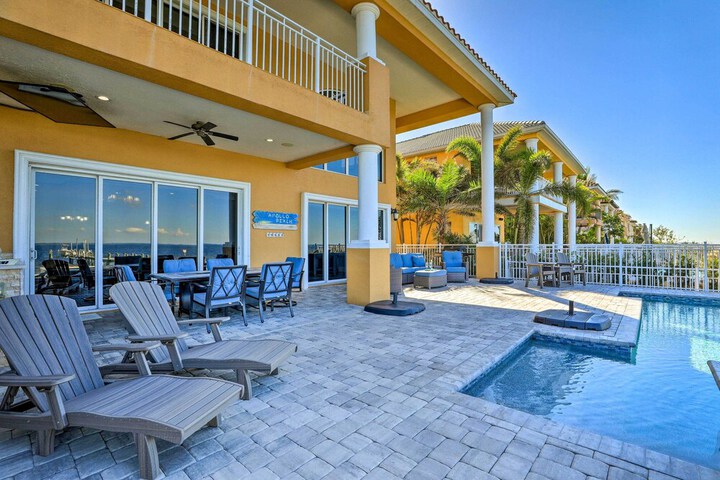 Apollo Beach House w / Private Pool + Hot Tub