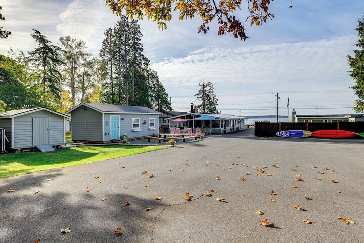 Bayfront Retreat w / Private Beach in Birch Bay