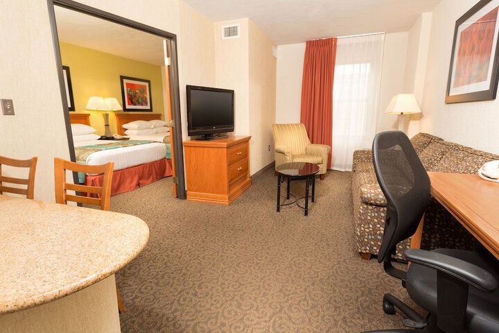 McAllen Plaza Hotel & Suites